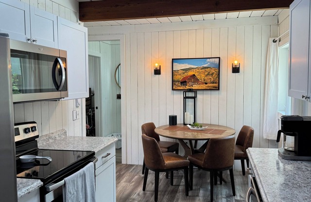 Cozy 4-bedroom chalet in fabulous Steamboat Springs walking distance to Skiing