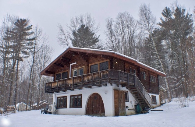 Cozy 4-bedroom chalet with WiFi, AC, fireplace in adventurous Mad River Valley