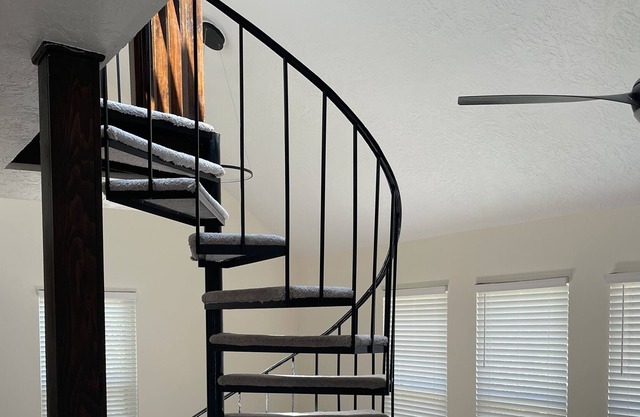Cozy 4 bedroom home with spiral staircase centrally located in North Augusta.