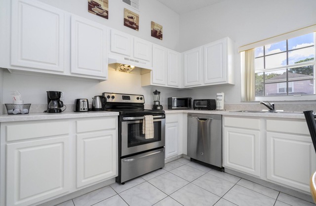 Cozy 4-bedroom house /Near Disney with BBQ Grill & Pool