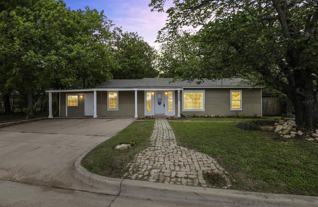 Cozy 4-bedroom w/fire pit 5 minutes from lake!