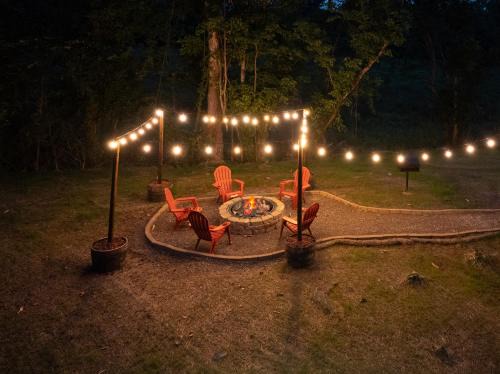 Cozy 4BR Cabin, Near Dollywood&Water Park, Game Room, Hottub, Fire Pit