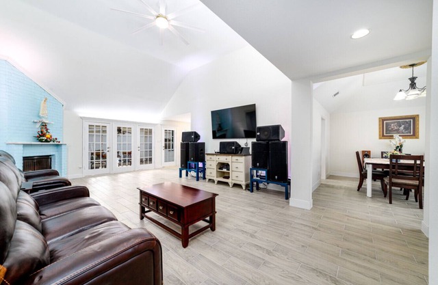 Cozy 4BR House w/Fireplace – 10 Min to Chinatown
