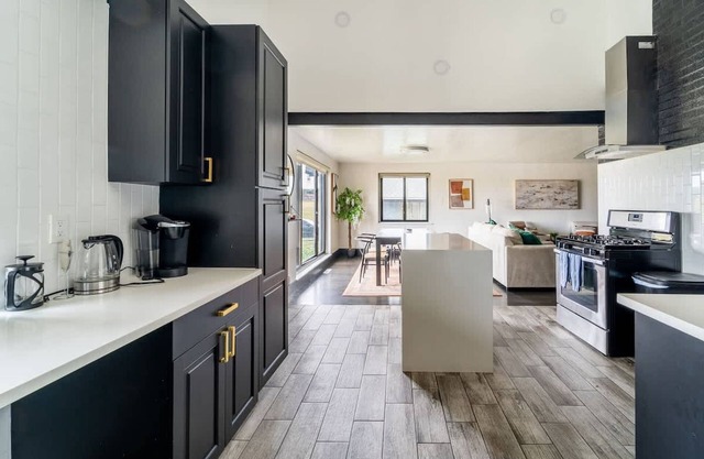 Cozy 4BR Retreat Hot Tub SE Westminster Charm