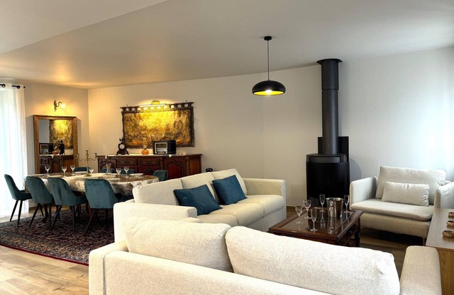 Cozy 8-person cottage in Autry-Issards with enclosed garden, pets allowed