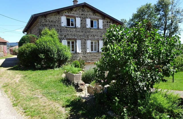 Cozy 8-person gîte, Parc Naturel du Pilat, ideal for families and groups.