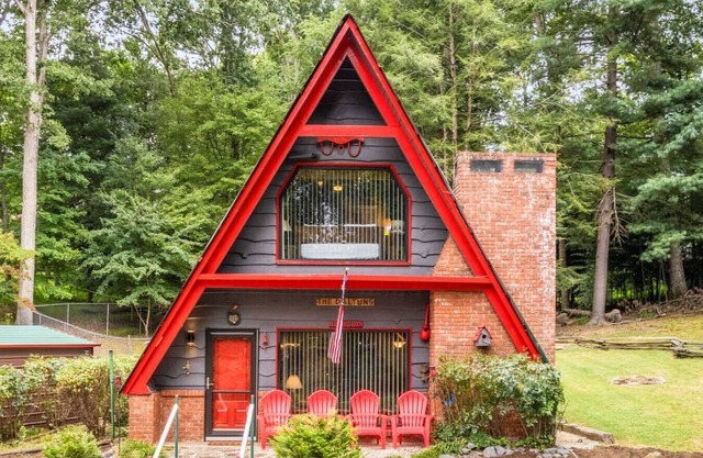 Cozy A Frame, 15 Minutes to Asheville, Hot Tub, and Games!