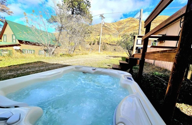 Cozy Adventurer's Cabin in Deadwood Canyon
