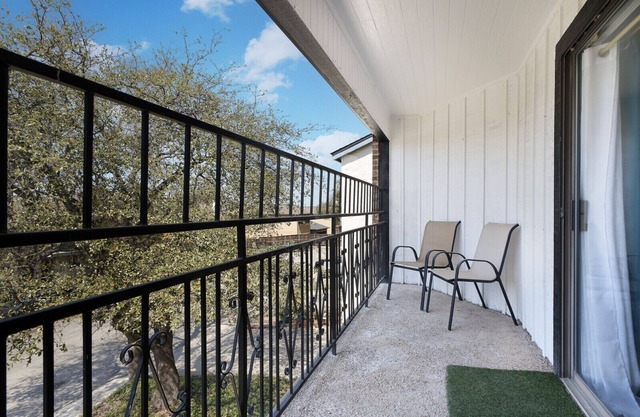 Cozy Alamo Heights Townhomen.