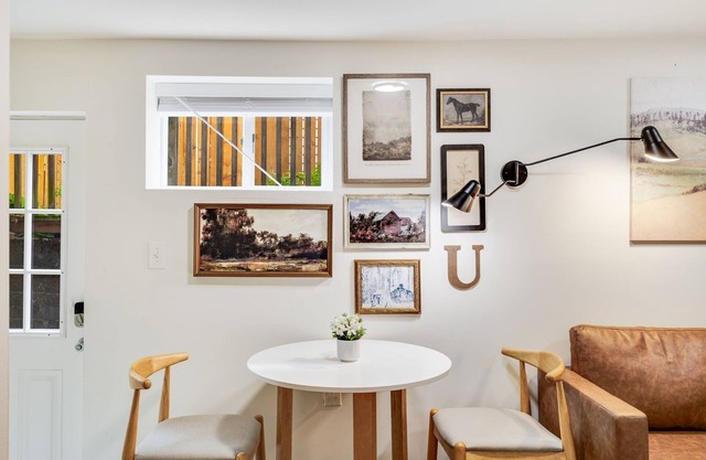 Cozy and Chic 2BD/2BA Basement Suite with AC in U District 15 min Walk to Campus
