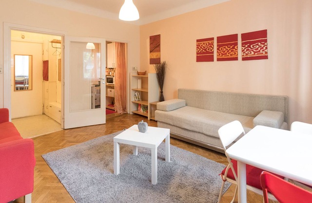 COZY and quiet flat - 12 min to center