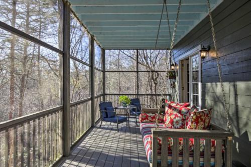 Cozy and Quiet Studio with Porch, Near Scenic Railway!