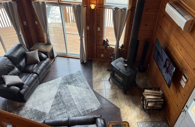 cozy and romantic chalet with lake view and access