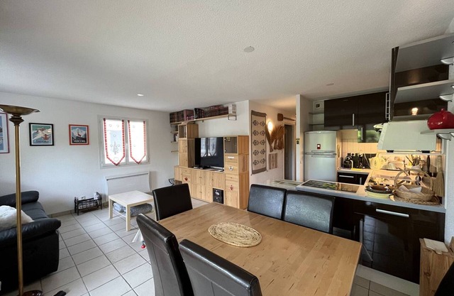 Cozy Apartment for 4 with Garage, Terrace, and Easy Ski Access