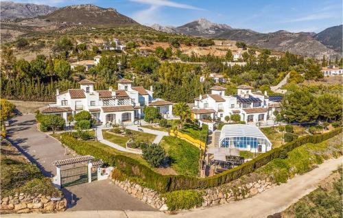 Cozy Apartment In Alcaucín With Wifi