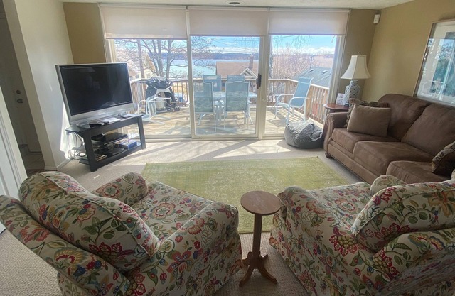 Cozy apartment in downtown Suttons Bay. Short walk to beach.