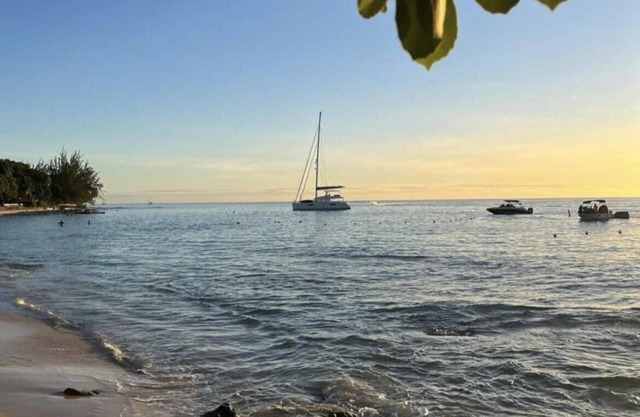 Cozy apartment near the beach in a quiet area w/AC Bedroom