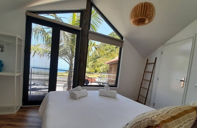 Cozy apartment with sea view, pool, free wi-fi, Madeira Island