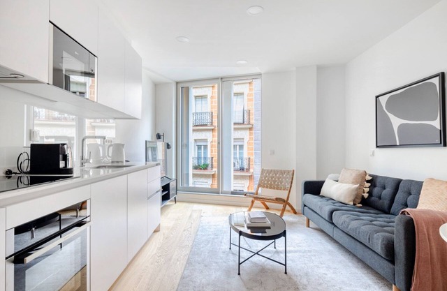 Cozy Argüelles Studio, near Royal Palace and Madrid Rio, by Blueground