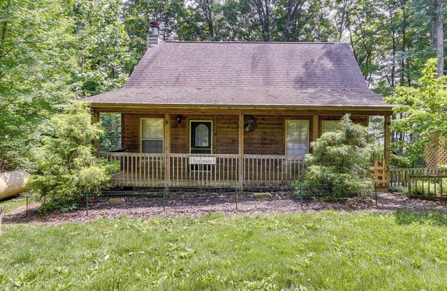 Cozy Bainbridge Retreat w/Fireplace + Deck!