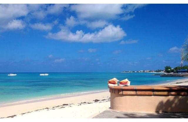 Cozy Balcony room, ocean views - Lazy Lobster - Grand Turk island