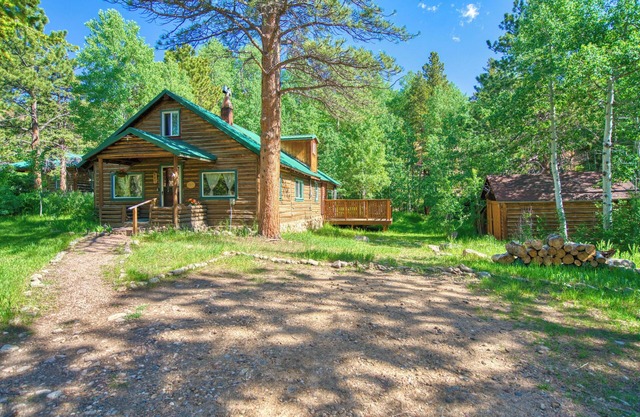 Cozy basecamp for mountain town adventure, outside deck, near Estes Park & RMNP