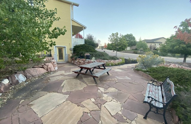 Cozy basement suite 5 min drive to Garden of the Gods