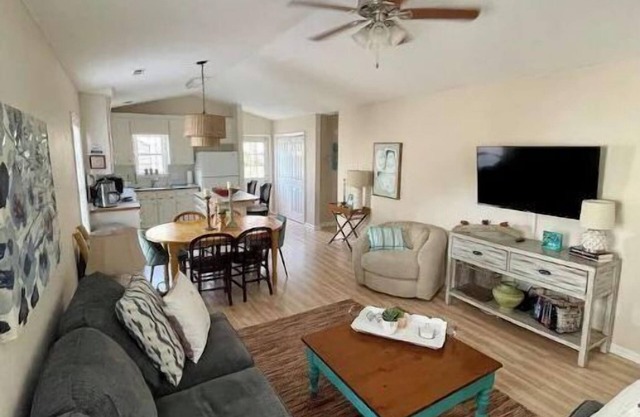 Cozy Beach Cottage DM for winter prices king beds