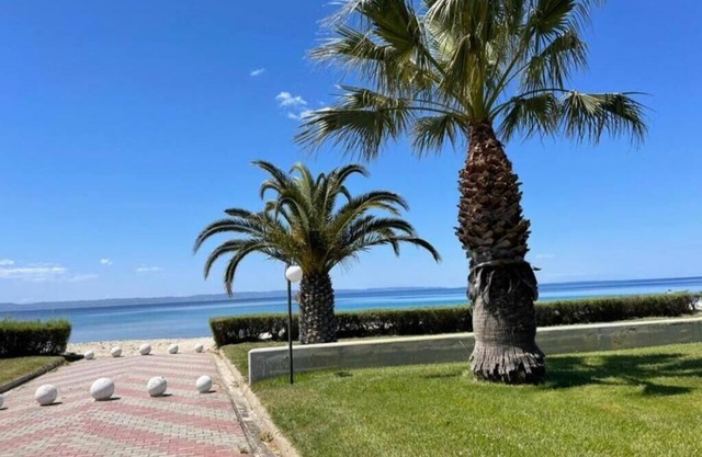 Cozy Beachfront Maisonette Offers Panoramic Views of Sea!
