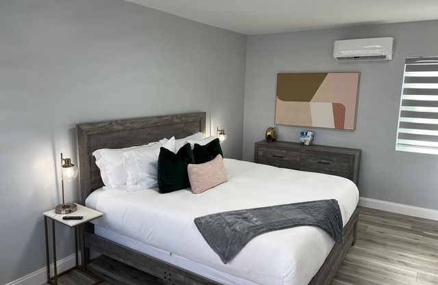 Cozy Beachside Modern Boutique Hotel Suite with Kitchen - by Oceano Suites