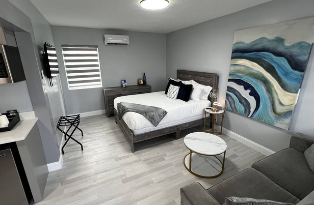 Cozy Beachside Modern Boutique Hotel Suite with Kitchen - by Oceano Suites