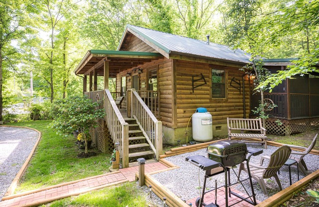 Cozy Bear, Free Attraction Tickets, Hot Tub, WIFI, Fireplace!