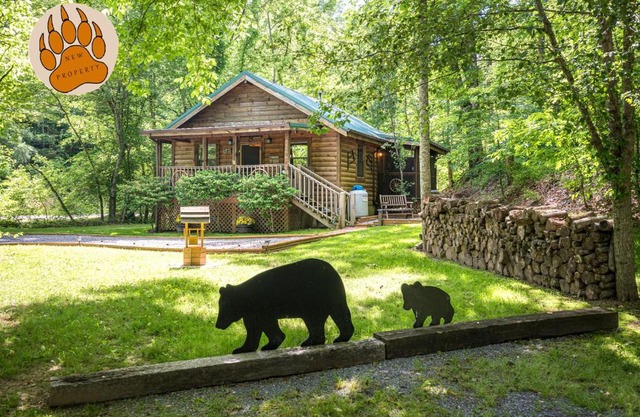 Cozy Bear, Free Attraction Tickets, Hot Tub, WIFI, Fireplace!