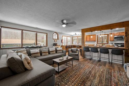 Cozy Blue Cottage with Hot Tub, 5min to Downtwn Gatlinburg