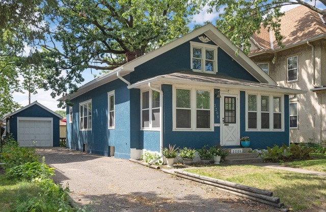 Cozy Blue House in the hub of NE Minneapolis. A home away from home