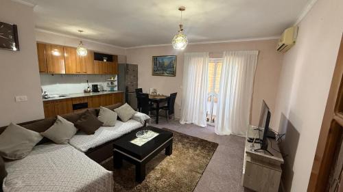 Cozy Breeze Central Apartment