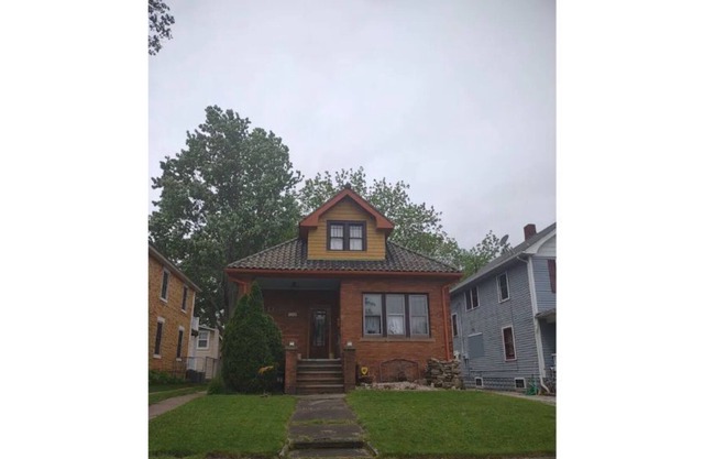 Cozy Brick Bungalow off Broadway