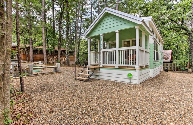 Cozy Broken Bow Getaway w/Fire Pit, 5 Mi to Lake!