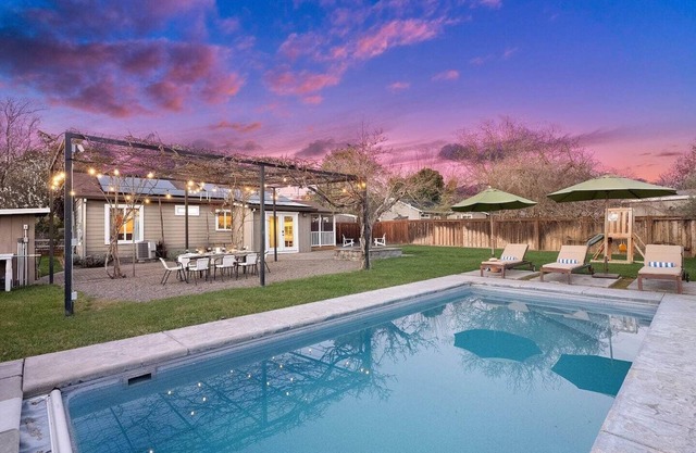 Cozy Bungalow 2 Bedroom Retreat with Heated Pool