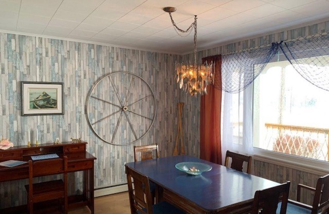 Cozy bungalow in downtown Lewisporte, watch the boats come from the front deck.
