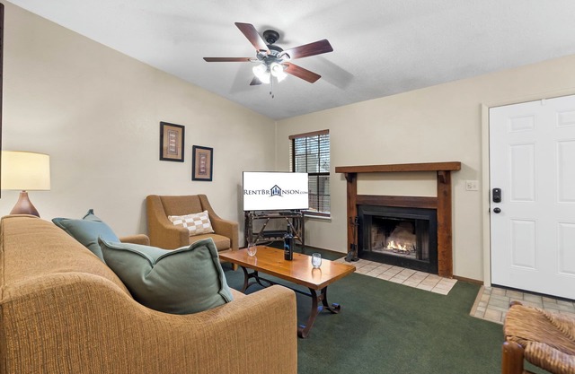 Cozy Bungalow in the Ozark Mountains-Near Table Rock-Daily Branson Attraction Tickets-Dog Friendly