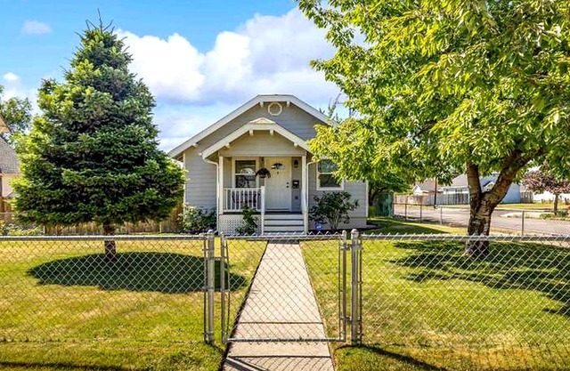 Cozy Bungalow w/Yard Near Parks & Hospital
