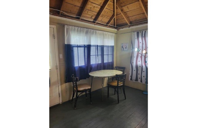 Cozy Cabin #1, one block to the beach