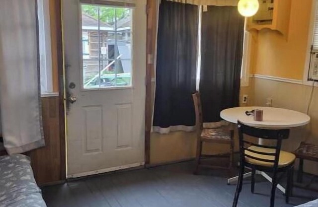 Cozy Cabin #6, one block to beach