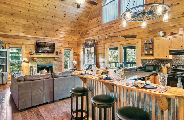 Cozy cabin at Douglas Lake Resort w/boat parking, WiFi, hot tub & grill!
