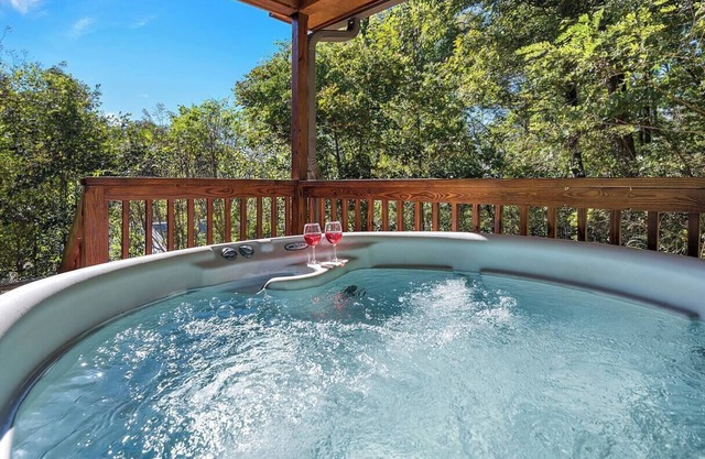 Cozy Cabin Close to Town, Hot Tub, Fire Place, WiFi, Close to Town, Pets Ok!