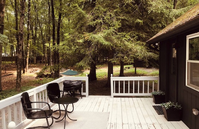 Cozy Cabin Close to Pocono Attractions with Community Lakes and Pools