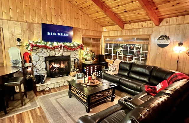 Cozy Cabin Close to Golf, Zoo, and Lake Family & Dog Friendly Game Room