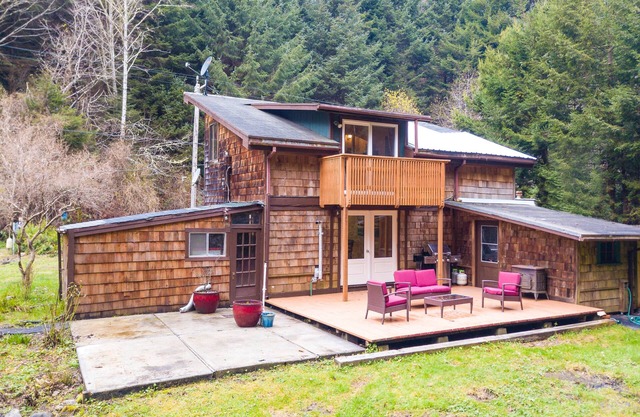 Cozy cabin for two w/a furnished deck & grassy yard - close to hiking trails