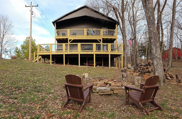 Cozy Cabin Getaway! Short walk to the White River & close to Eureka Springs!